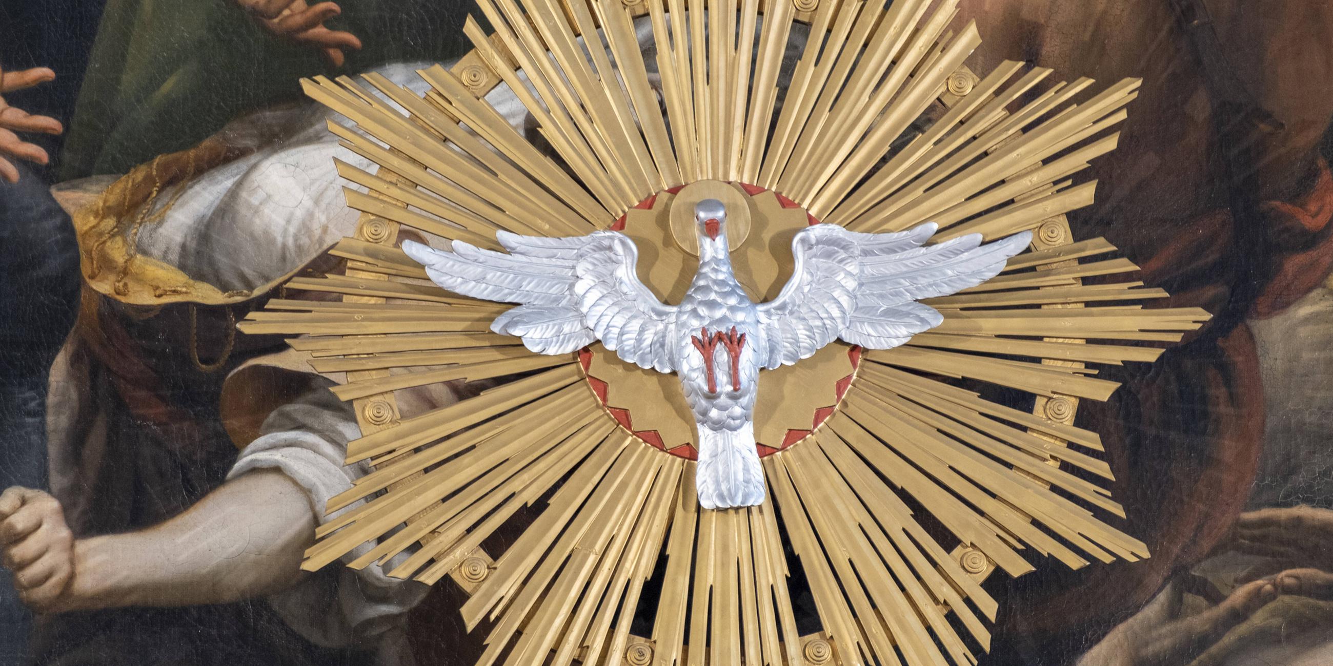 Pfingsttaube vor dem Altarbild im Hochaltar der Stiftspfarrkirche St. Philipp und Jakob in Altötting.