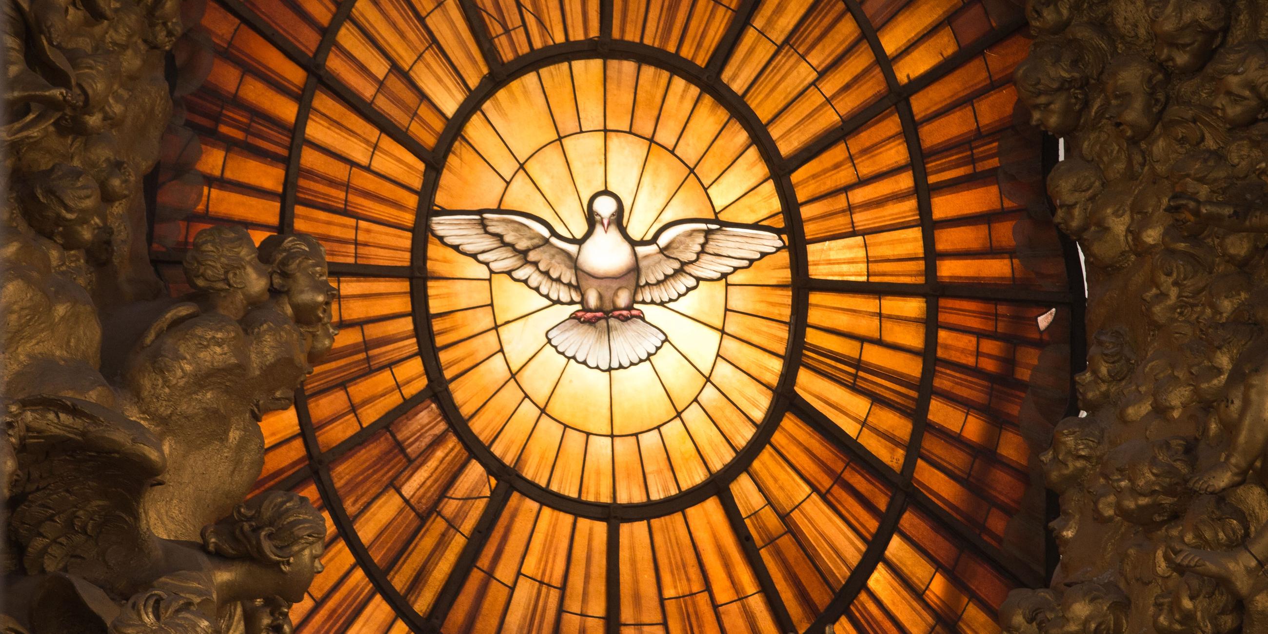 Ein Kirchenfenster mit einer Darstellung des Heiligen Geistes in Form einer Taube im Petersdom im Vatikan. Der Heilige Geist wird oft als Taube dargestellt.