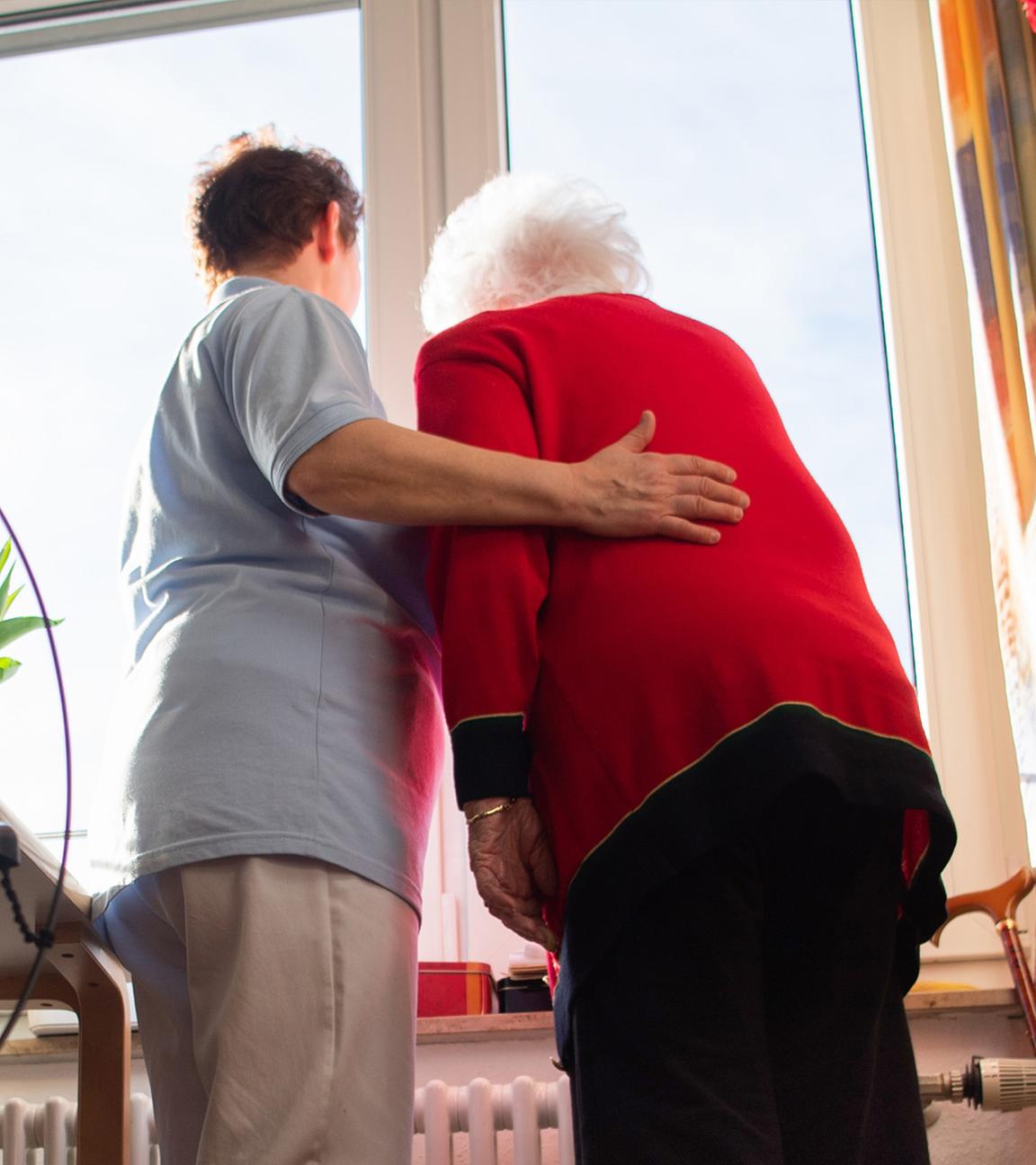 (Archiv) Eine Pflegerin betreut eine Seniorin in einem Pflegeheim.