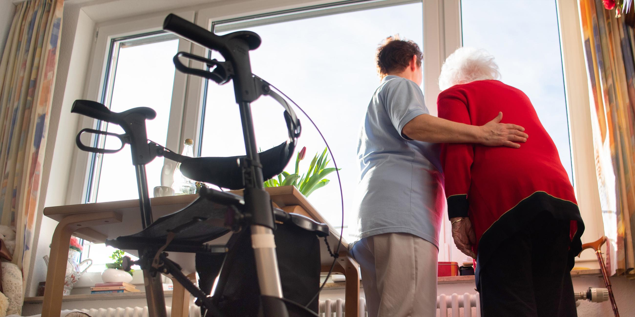 (Archiv) Eine Pflegerin betreut eine Seniorin in einem Pflegeheim.