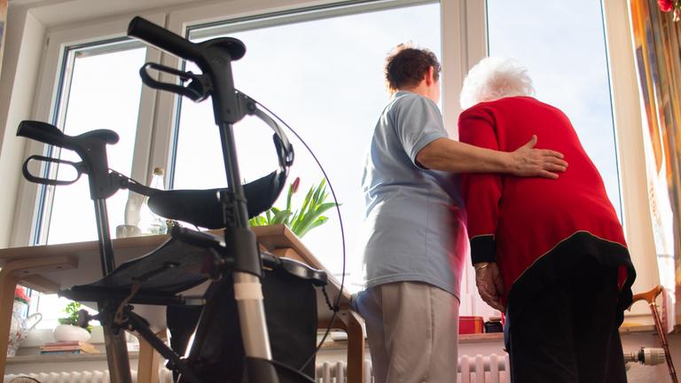 (Archiv) Eine Pflegerin betreut eine Seniorin in einem Pflegeheim.