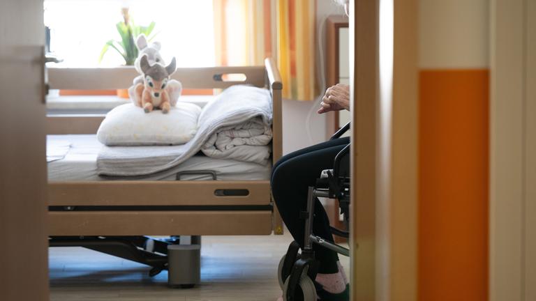 Bett in einem Pflegeheim