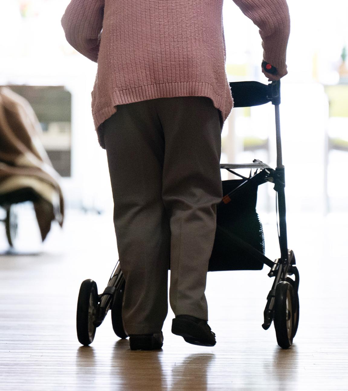 Frau mit Rollator in einem Pflegeheim (Symbolbild)