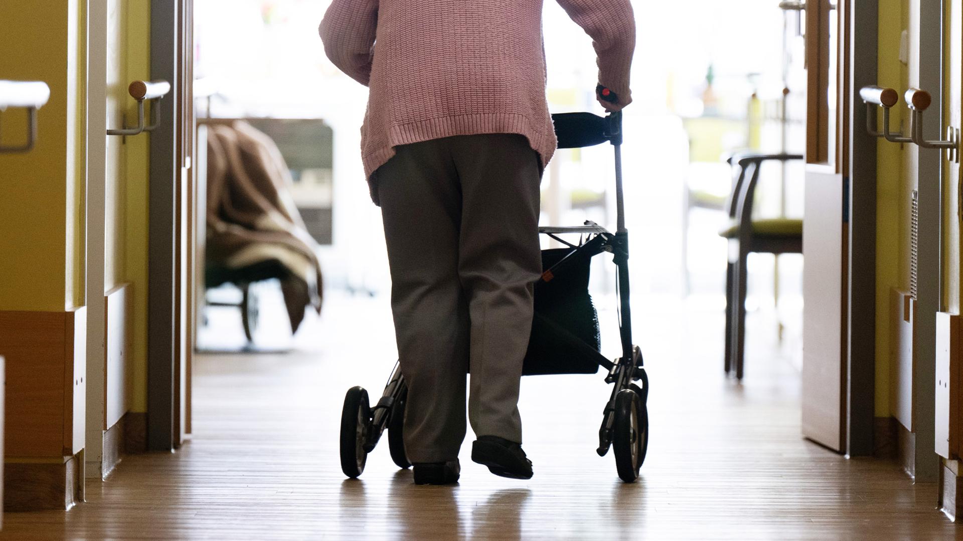 Frau mit Rollator in einem Pflegeheim (Symbolbild)