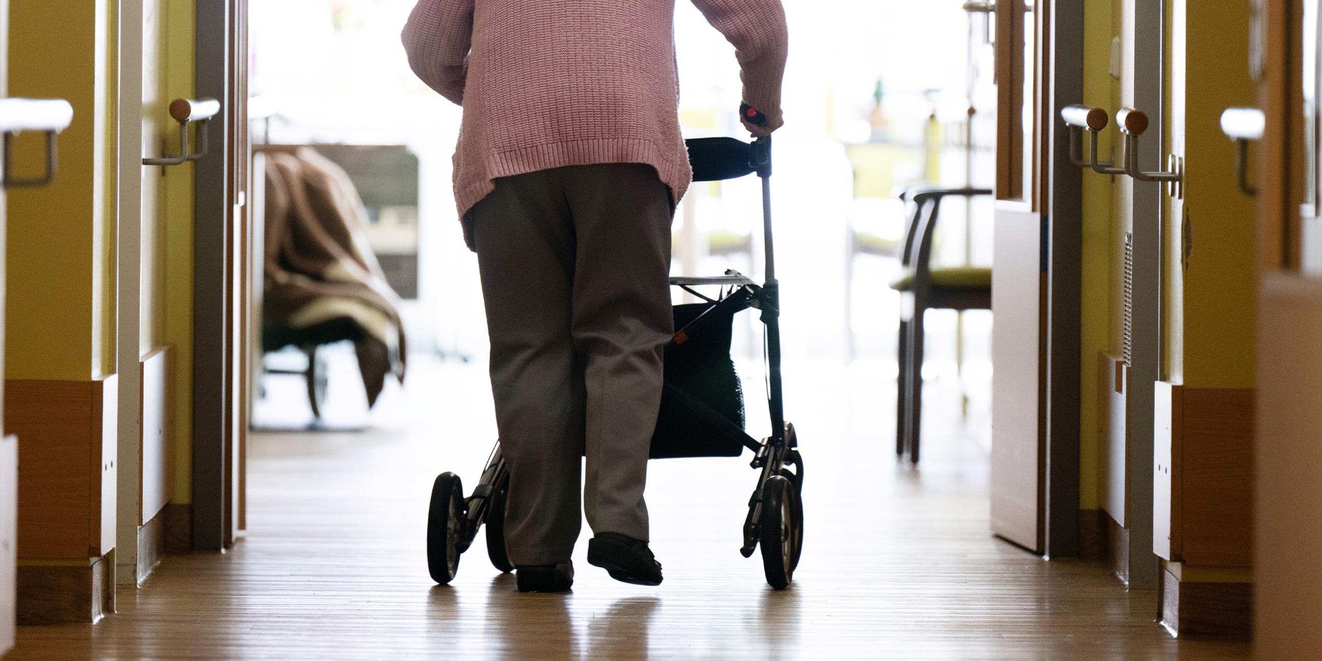 Frau mit Rollator in einem Pflegeheim (Symbolbild)