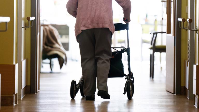 Frau mit Rollator in einem Pflegeheim (Symbolbild)