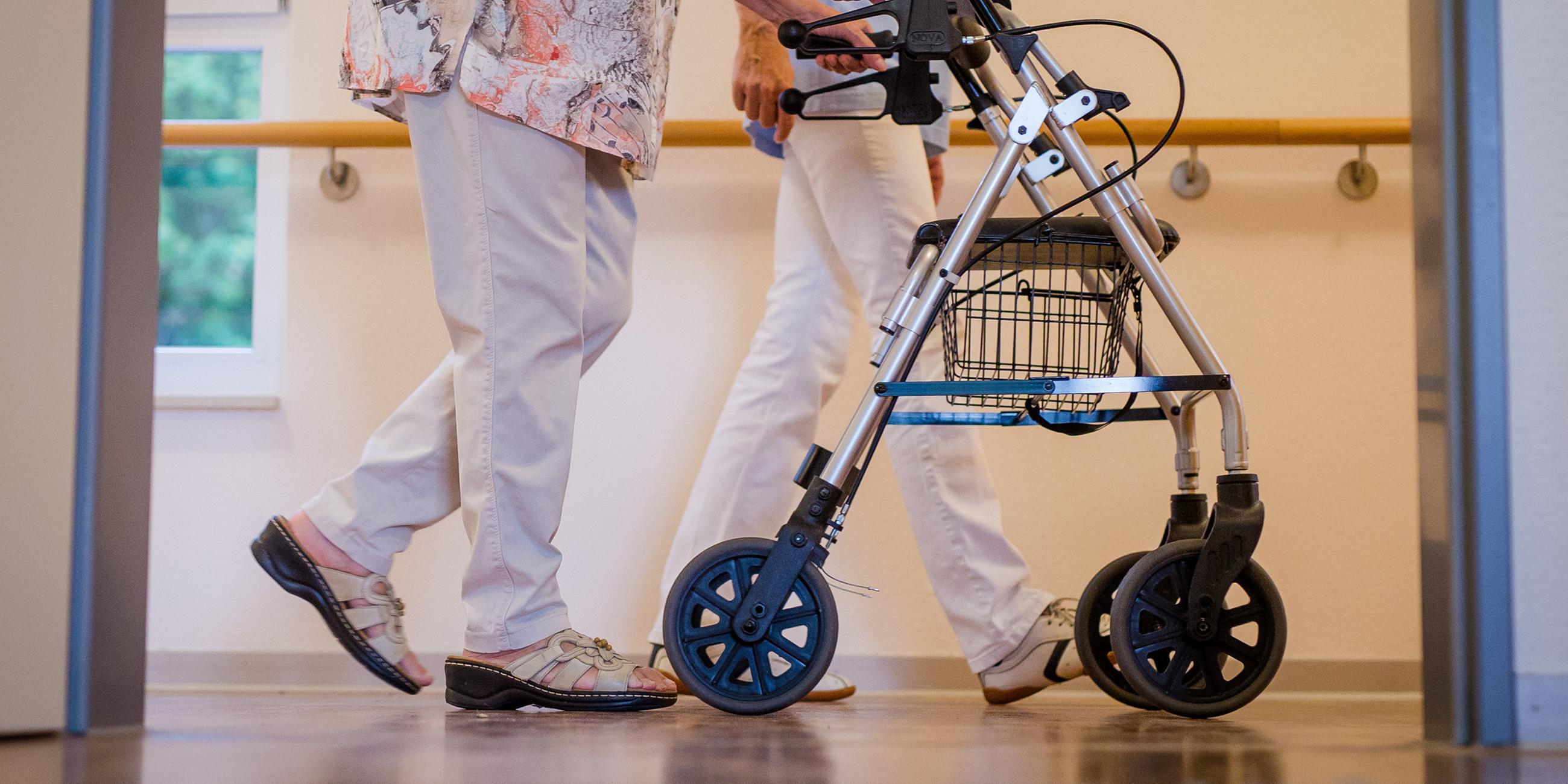 Frau mit Rollator in einem Pflegeheim (Symbolbild)