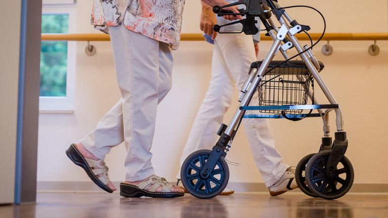 Frau mit Rollator in einem Pflegeheim (Symbolbild)