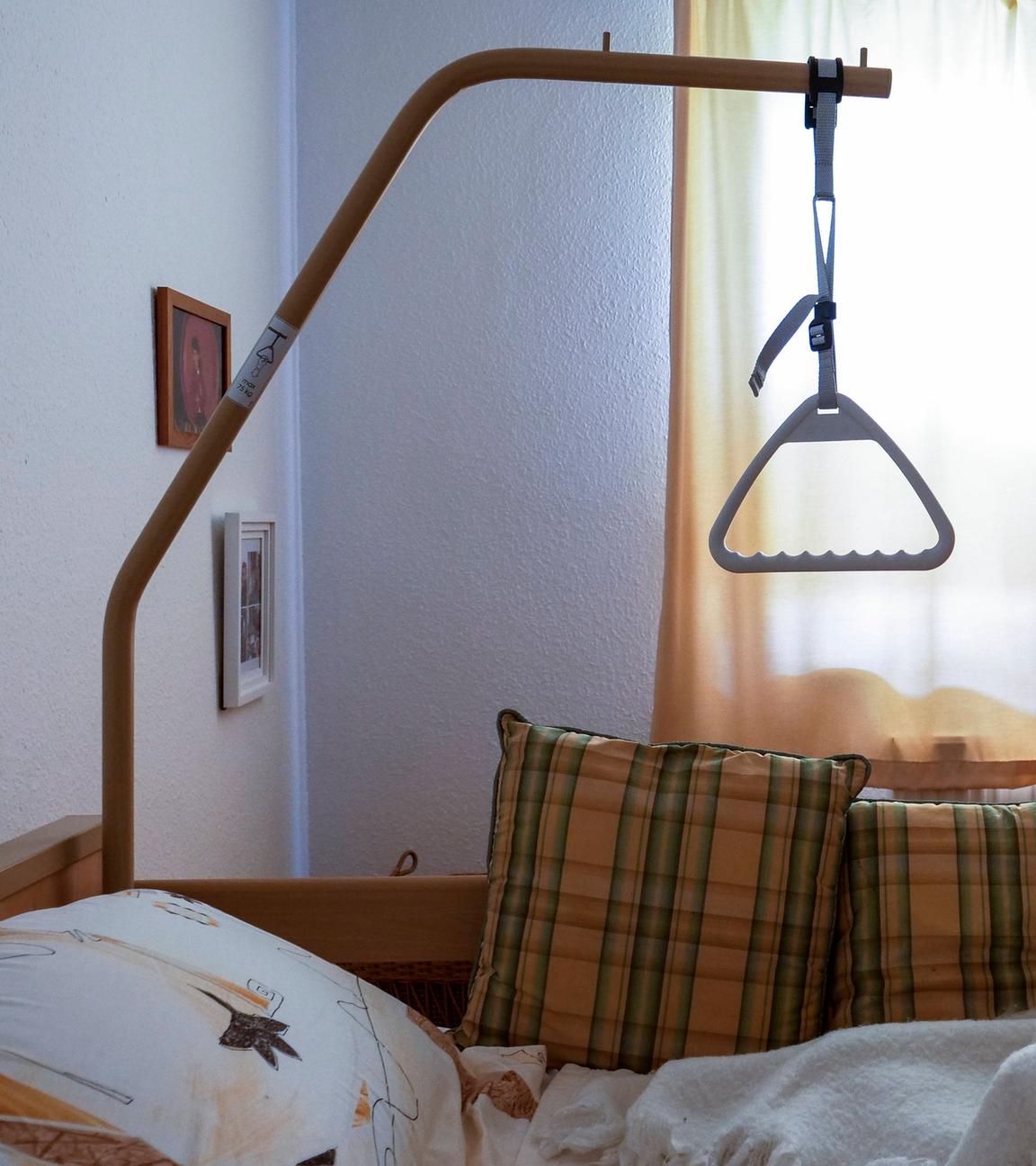 Ein Pflegebett mit Galgen und Triangelgriff in Wismar, Mecklenburg-Vorpommern.