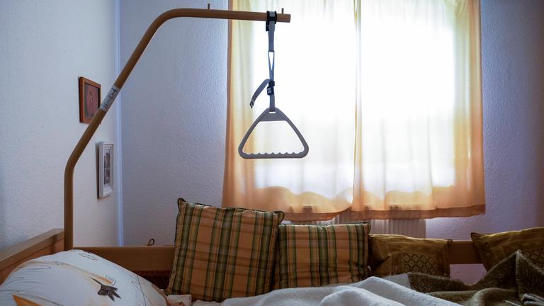 Ein Pflegebett mit Galgen und Triangelgriff in Wismar, Mecklenburg-Vorpommern.