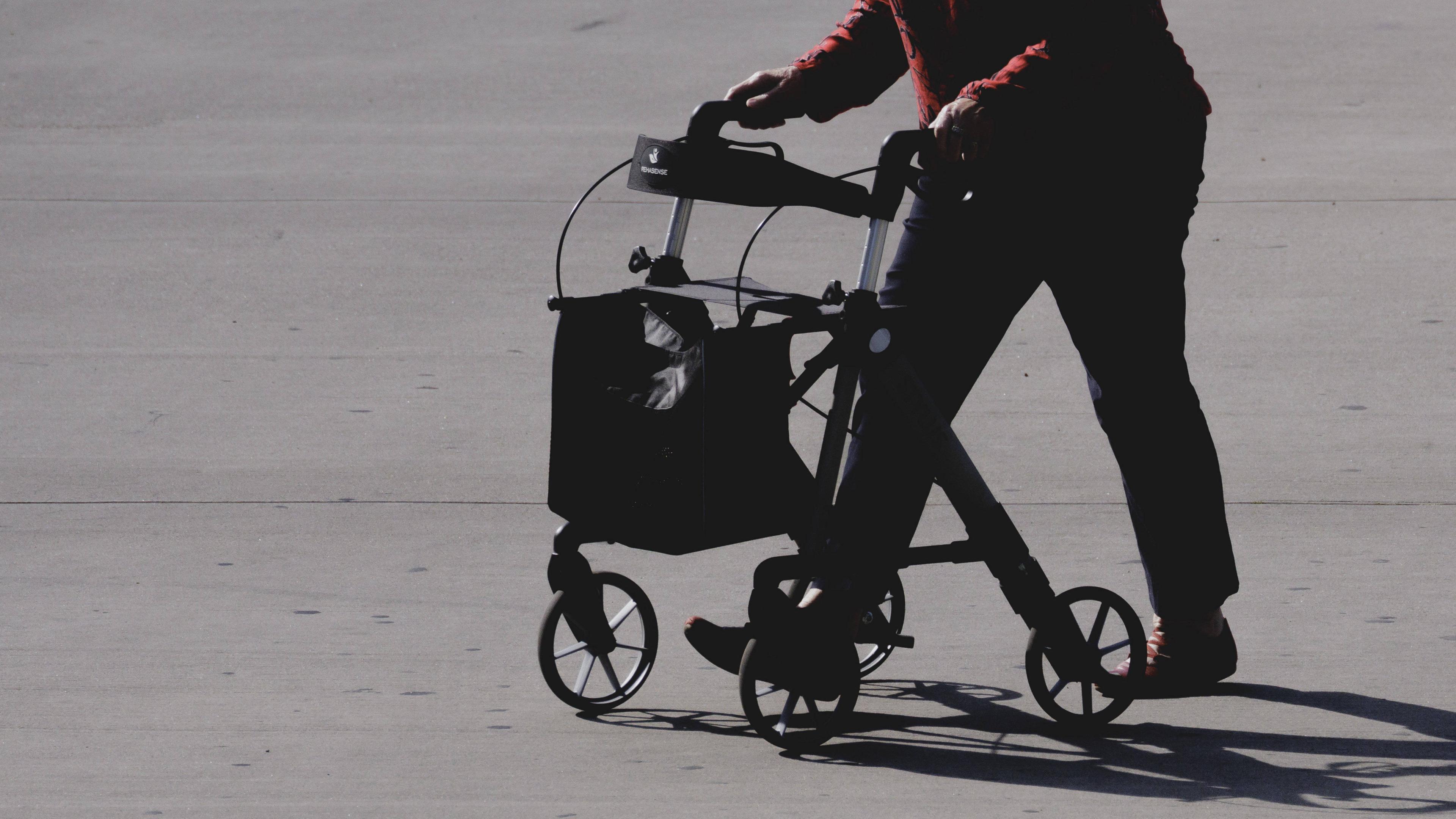 Eine Frau mit Rollator, aufgenommen in Berlin, am 07.08.2024.