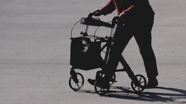 Eine Frau mit Rollator, aufgenommen in Berlin, am 07.08.2024.