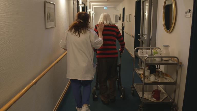 Pflegekraft-auf-Flur-im-Pflegeheim