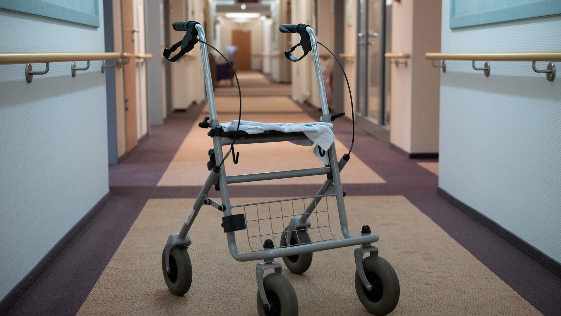 Berlin: Ein Rolator steht in einem Pflegeheim auf einem Flur.