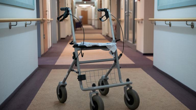 Berlin: Ein Rolator steht in einem Pflegeheim auf einem Flur.
