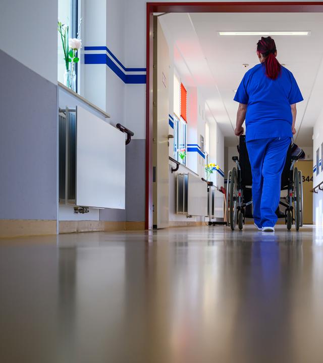 Symbolbild: Krankenschwester läuft durch Krankenhausflur