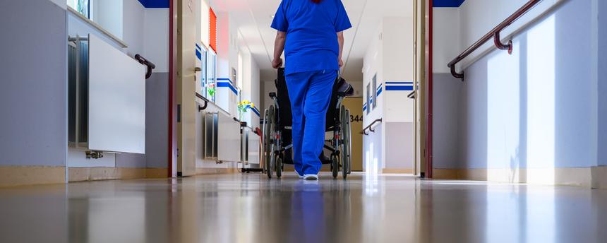 Symbolbild: Krankenschwester läuft durch Krankenhausflur