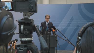 Carsten Linnemann vor den Kameras er hält eine Pressekonferenz