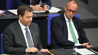 Bundeskanzler Friedrich Merz (CDU, r), sitzt mit Lars Klingenbeil (SPD, l) Bundesminister der Finanzen