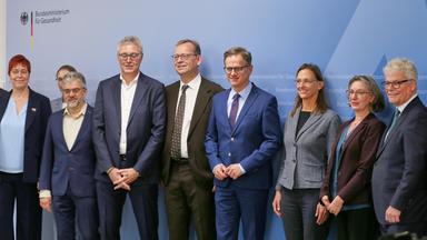 Konstituierende Sitzung der Pflegestrukturkommission: Gruppenbild der Pflegestrukturkommission unter anderem mit dem Bundesminister fuer Gesundheit Carsten Linnemann (CDU) in der Mitte.