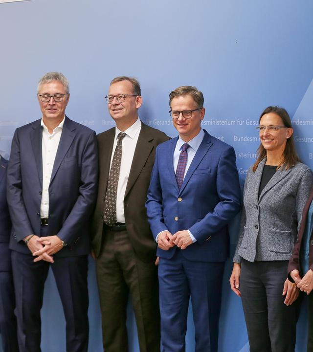 Konstituierende Sitzung der Pflegestrukturkommission: Gruppenbild der Pflegestrukturkommission unter anderem mit dem Bundesminister fuer Gesundheit Carsten Linnemann (CDU) in der Mitte.