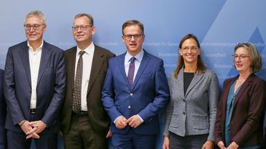Gruppenbild der Pflegestrukturkommission unter anderem mit dem Bundesminister fuer Gesundheit Carsten Linnemann (CDU) in der Mitte.