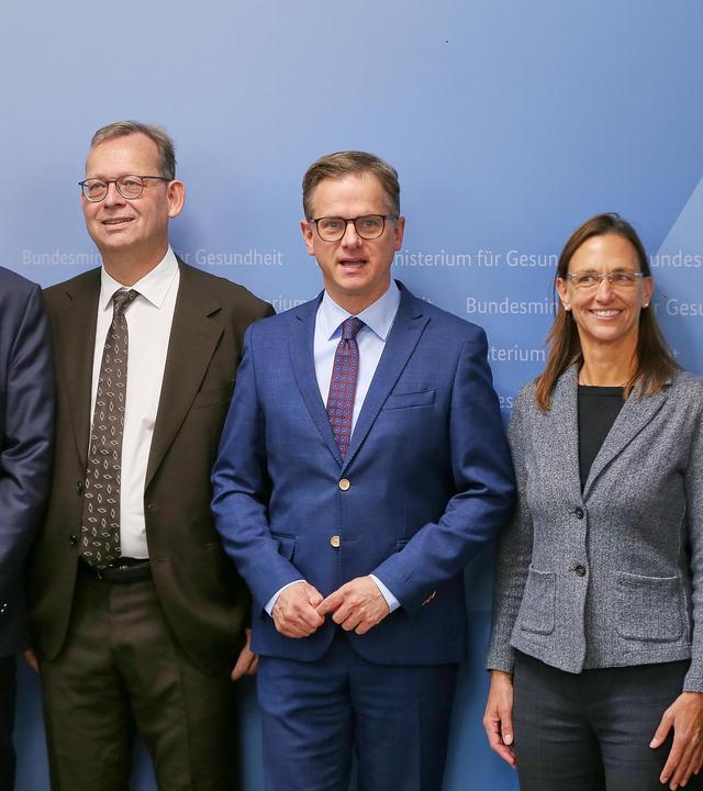 Gruppenbild der Pflegestrukturkommission unter anderem mit dem Bundesminister fuer Gesundheit Carsten Linnemann (CDU) in der Mitte.