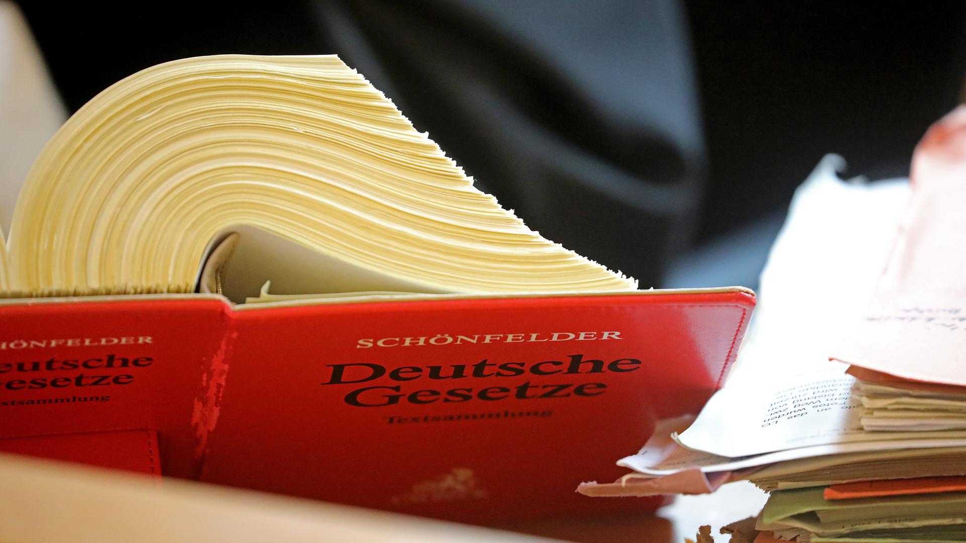 Durchblick im Gesetzesdschungel: Vielfach ist vor Gericht eine Verteidigung vorgeschrieben - an der Stelle können Pflichtverteidiger ins Spiel kommen.