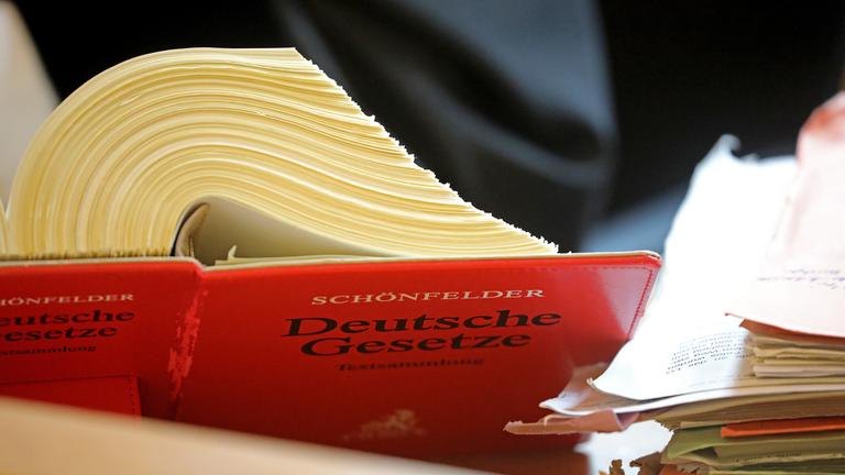 Durchblick im Gesetzesdschungel: Vielfach ist vor Gericht eine Verteidigung vorgeschrieben - an der Stelle können Pflichtverteidiger ins Spiel kommen.