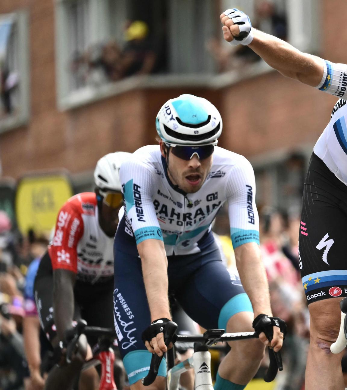 Deutschlands Phil Bauhaus fährt neben Belgiens Tim Merlier bei der dritten Etappe der Tour de France am 07.07.2025 in Ziel ein.