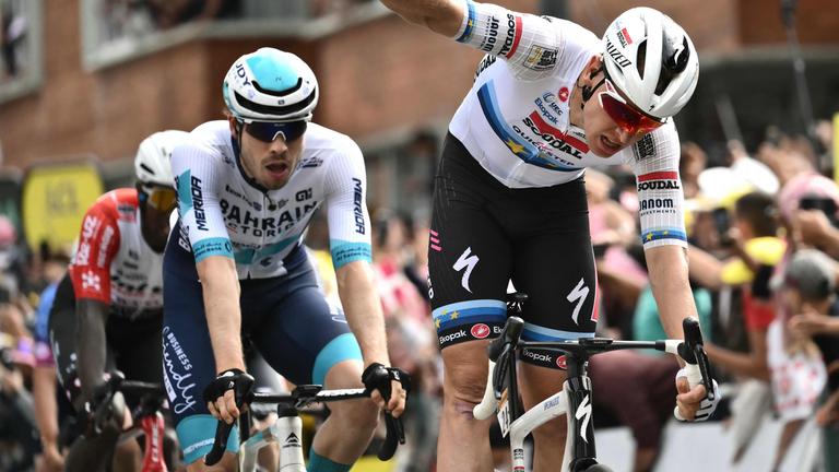 Deutschlands Phil Bauhaus fährt neben Belgiens Tim Merlier bei der dritten Etappe der Tour de France am 07.07.2025 in Ziel ein.