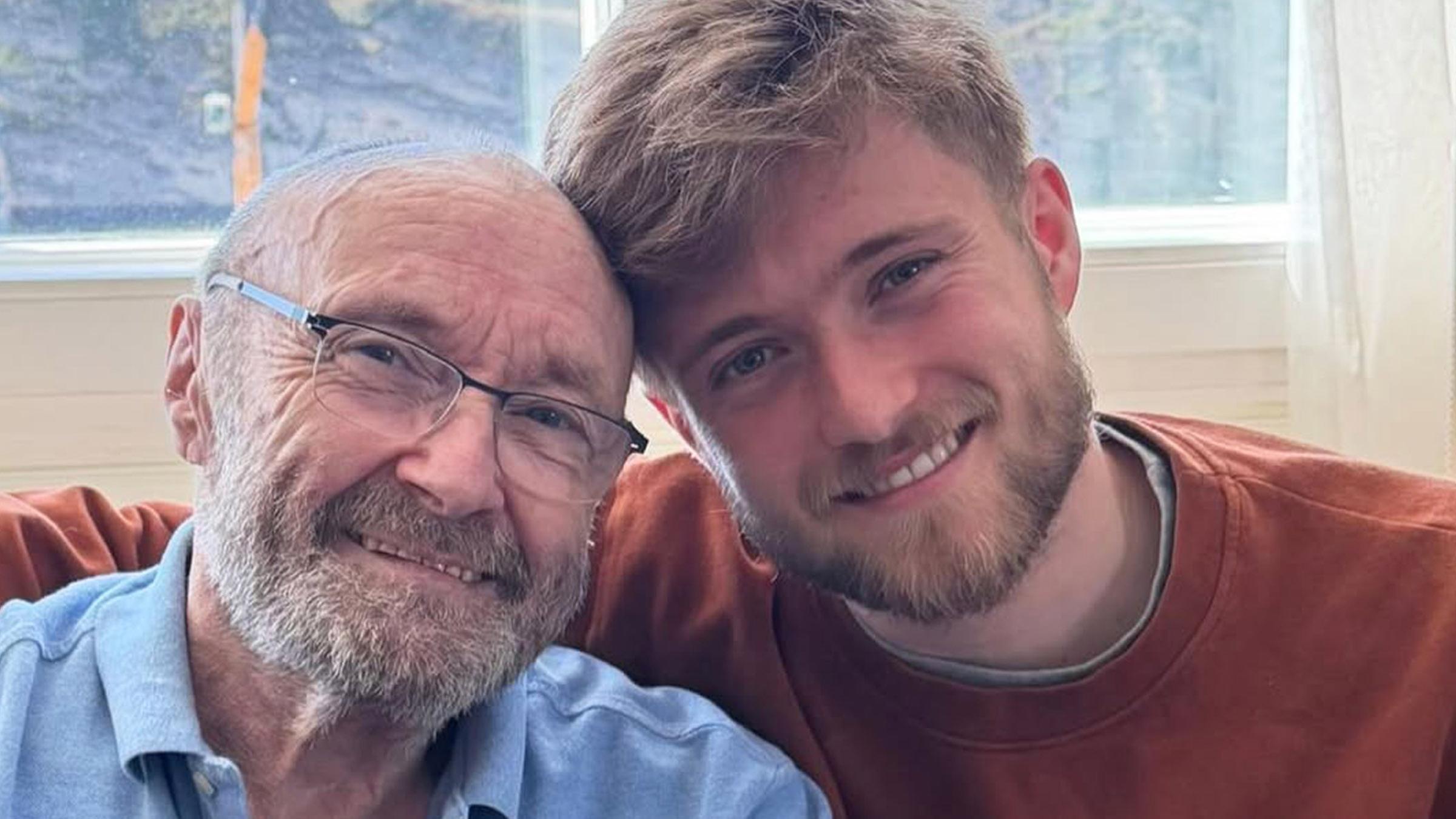 Phil Collins zeigt sich auf einem gemeinsamen Foto mit seinem Sohn Mathew.