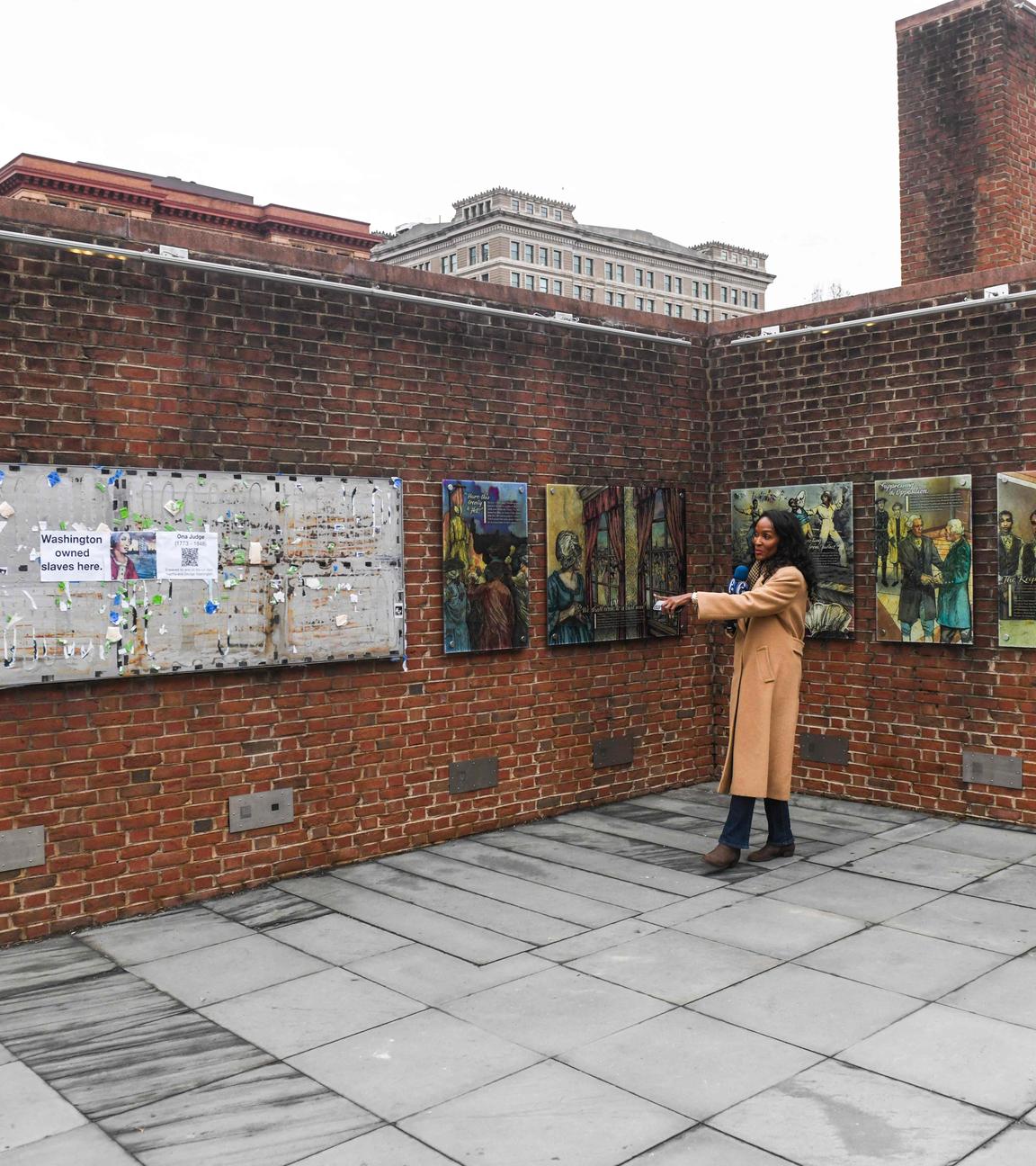 Ein lokales Fernsehteam berichtet live von den kürzlich restaurierten Tafeln der Ausstellung „Freiheit und Sklaverei in der Entstehung einer neuen Nation“ im Präsidentenhaus in Philadelphia.