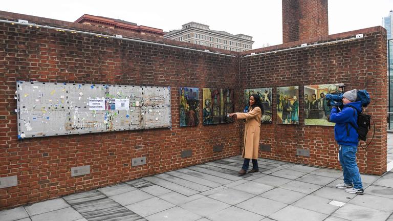Ein lokales Fernsehteam berichtet live von den kürzlich restaurierten Tafeln der Ausstellung „Freiheit und Sklaverei in der Entstehung einer neuen Nation“ im Präsidentenhaus in Philadelphia.