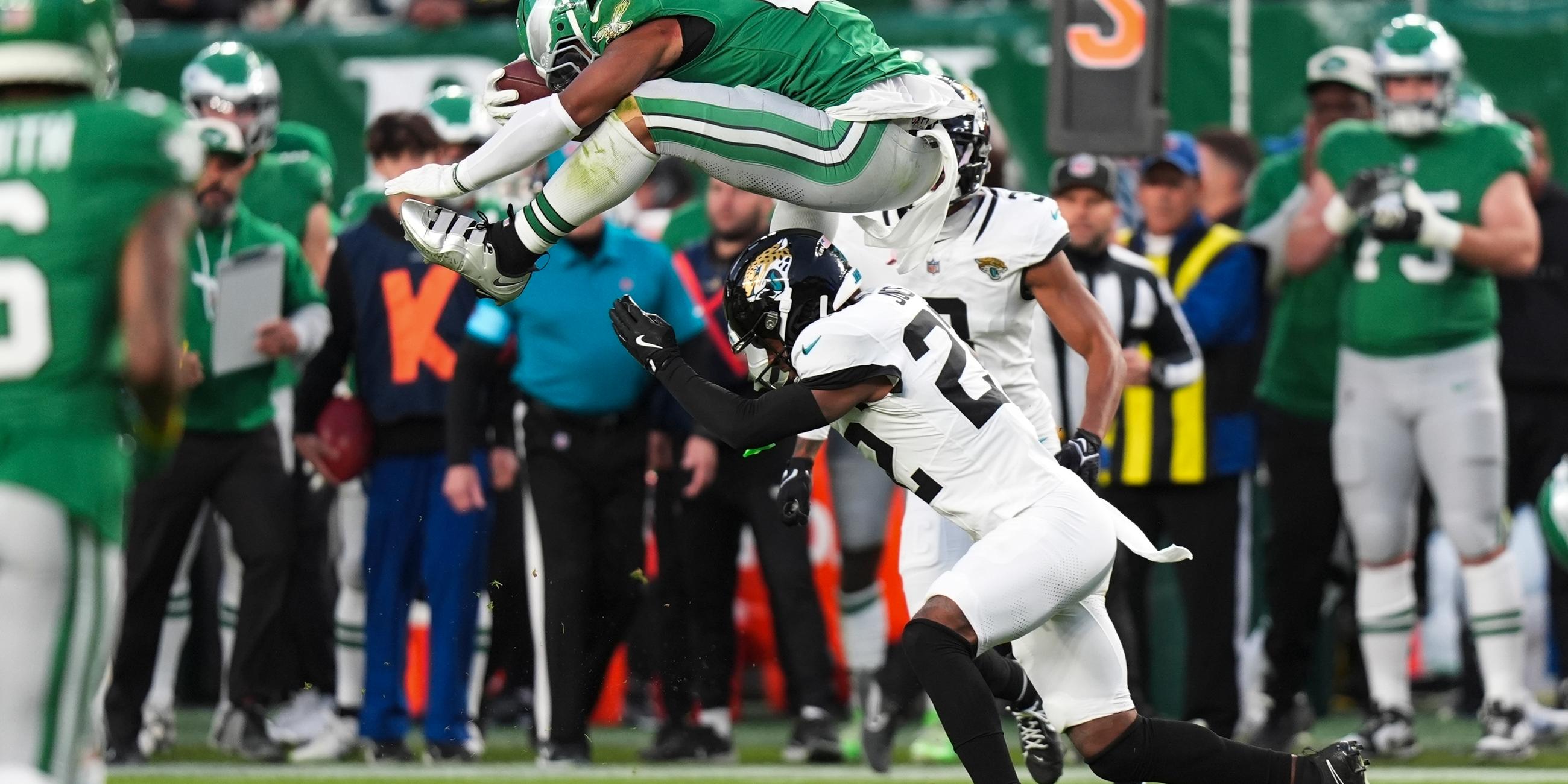 Der Running Back der Philadelphia Eagles, Saquon Barkley (26), überwindet den Cornerback der Jacksonville Jaguars, Jarrian Jones (22), während der ersten Hälfte eines NFL-Footballspiels am Sonntag, dem 3. November 2024, in Philadelphia. 