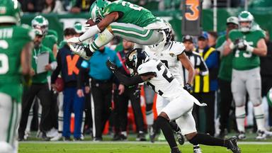 Der Running Back der Philadelphia Eagles, Saquon Barkley (26), überwindet den Cornerback der Jacksonville Jaguars, Jarrian Jones (22), während der ersten Hälfte eines NFL-Footballspiels am Sonntag, dem 3. November 2024, in Philadelphia. 