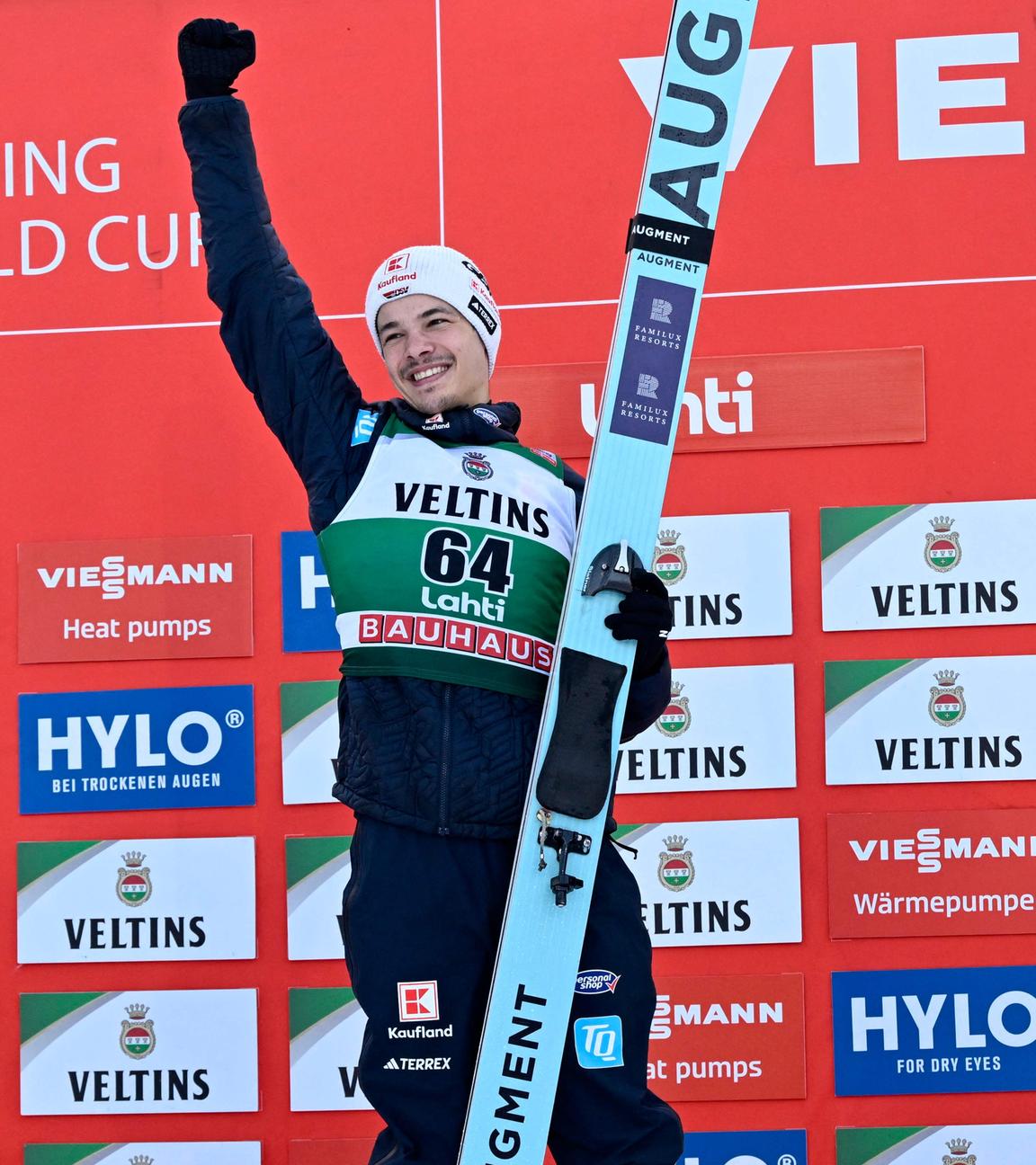 Siegerehrung in Lahti mit Daniel Tschofenig, Philipp Raimund, der die Faust ballt, und Vladimir Zografski (von links)