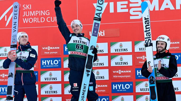 Siegerehrung in Lahti mit Daniel Tschofenig, Philipp Raimund, der die Faust ballt, und Vladimir Zografski (von links)