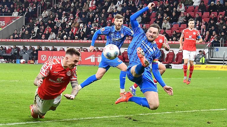 Philipp Tietz und Patrick Mainka kämpfen um den Ball am 13.01.2026 in Mainz.