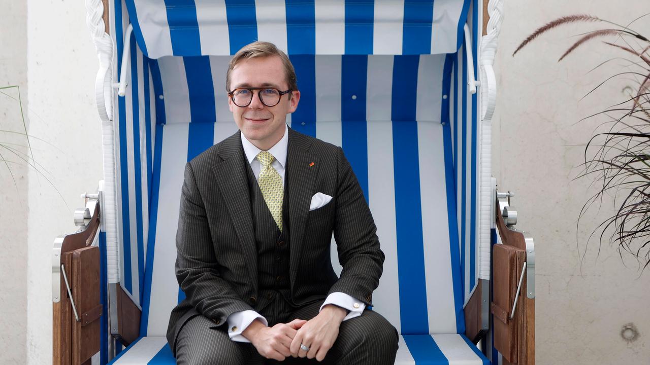 Philipp Amthor ousts chancellery strandkorb from federal chancellery in Berlin