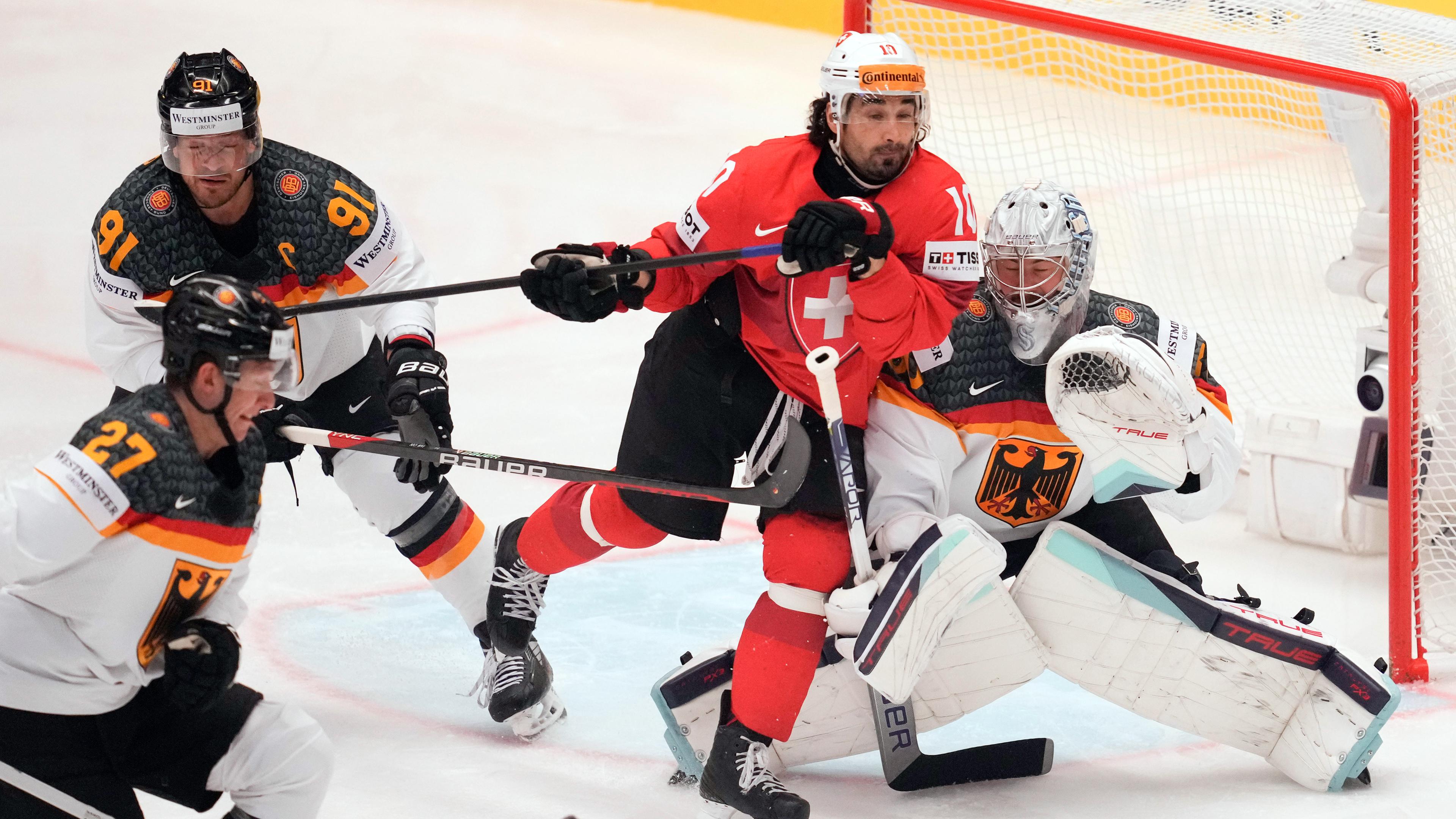 Der deutsche Torhüter Philipp Grubauer gegen den Schweizer Andres Ambuhl am 23.05.2024.