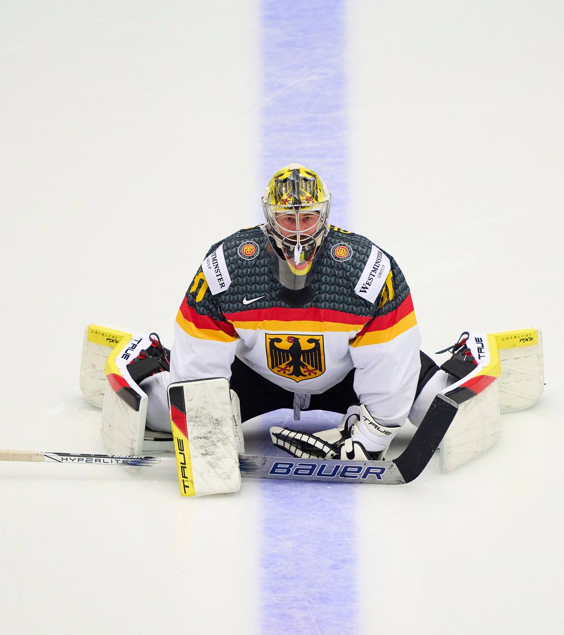Philipp Grubauer von dem deutschen Eishockeyteam sitzend während des Vorrundenspiels Schweiz gegen Deutschland der Eishockey Weltmeisterschaft am 15.05.2025 in Herning, Dänemark.
