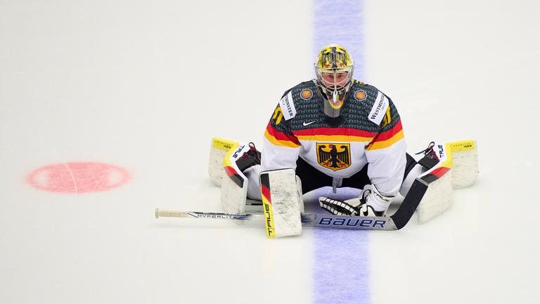 Philipp Grubauer von dem deutschen Eishockeyteam sitzend während des Vorrundenspiels Schweiz gegen Deutschland der Eishockey Weltmeisterschaft am 15.05.2025 in Herning, Dänemark.