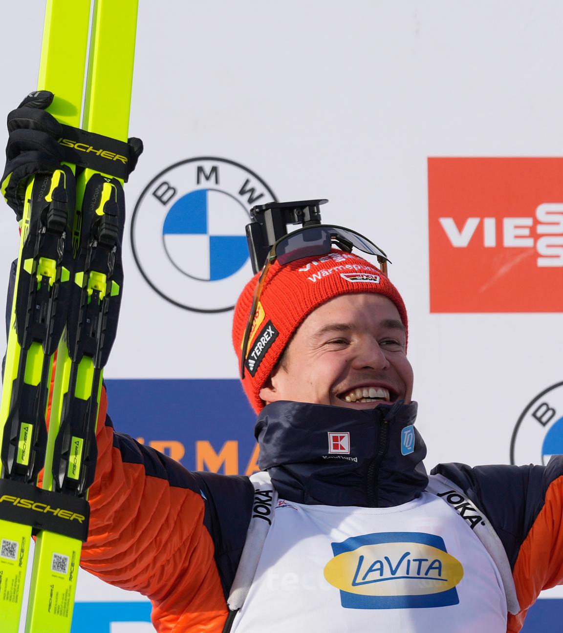 Philipp Horn jubelt bei dem Biathlon IBU World Cup am 12.12.2025 in Hochfilzen, Österreich.