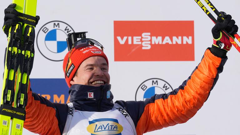Philipp Horn jubelt bei dem Biathlon IBU World Cup am 12.12.2025 in Hochfilzen, Österreich.