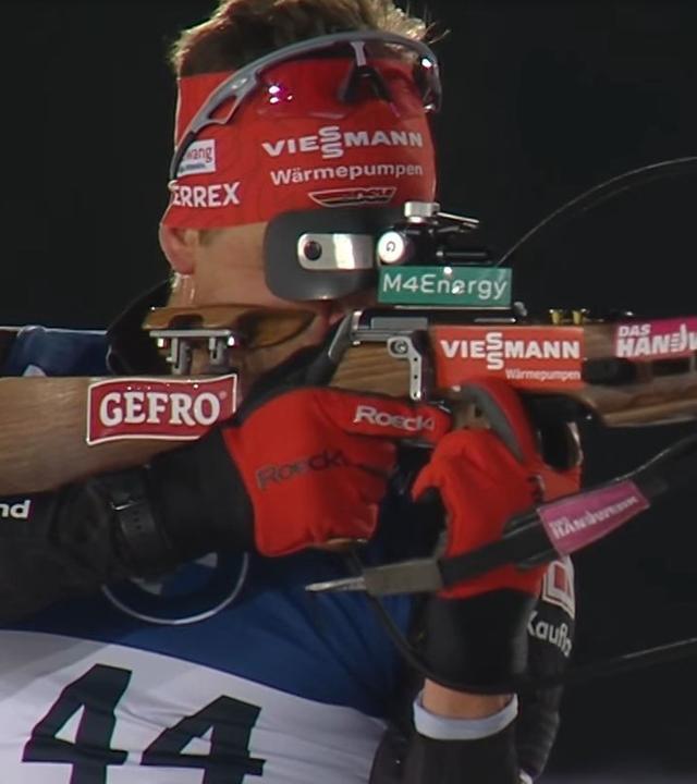 Der deutsche Biathlet Philipp Nawrath ziehlt beim Biathlon mit seinem Biathlongewehr auf die Ziele
