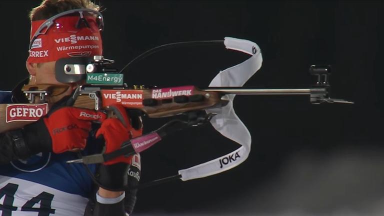 Der deutsche Biathlet Philipp Nawrath ziehlt beim Biathlon mit seinem Biathlongewehr auf die Ziele