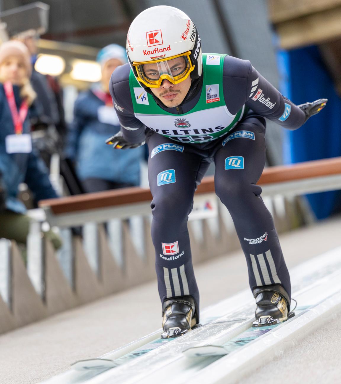 Skispringer Philipp Raimund aus Deutschland während eines Trainings beim FIS-Skisprung-Weltcup der Männer auf der Gross-Titlis-Schanze am 19.12.2025, in Engelberg, Schweiz.