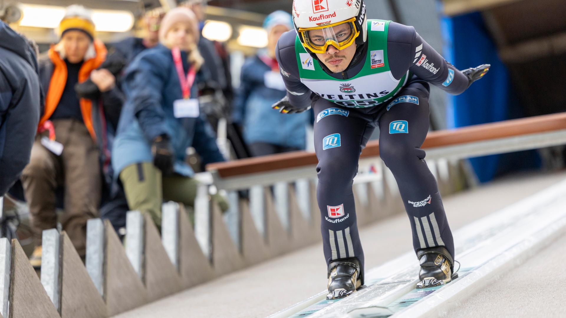 Skispringer Philipp Raimund aus Deutschland während eines Trainings beim FIS-Skisprung-Weltcup der Männer auf der Gross-Titlis-Schanze am 19.12.2025, in Engelberg, Schweiz.