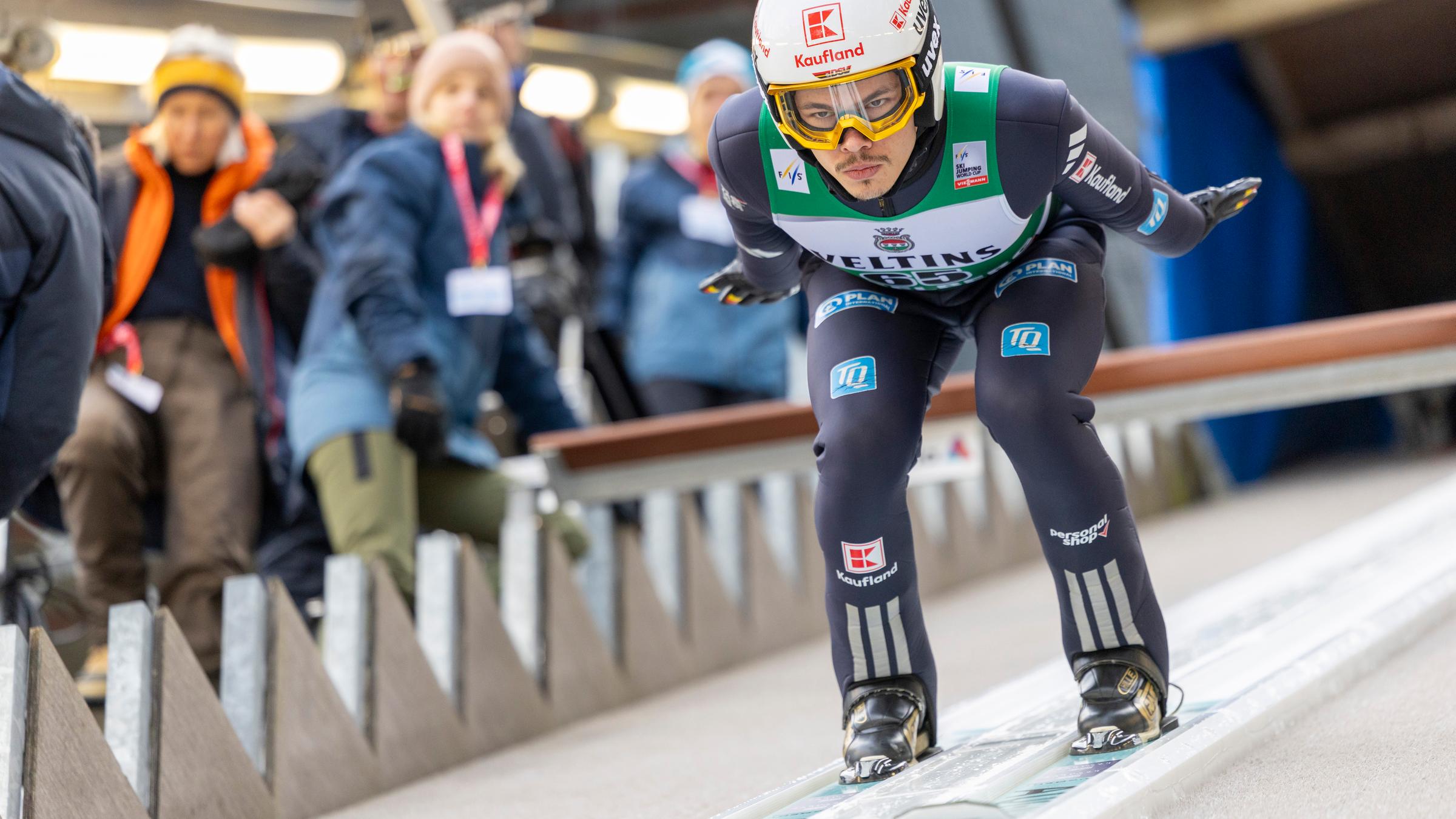 Skispringer Philipp Raimund aus Deutschland während eines Trainings beim FIS-Skisprung-Weltcup der Männer auf der Gross-Titlis-Schanze am 19.12.2025, in Engelberg, Schweiz.